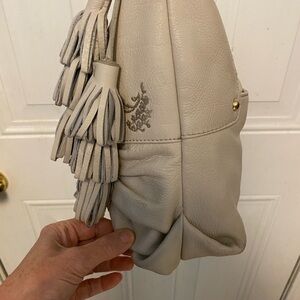 Isabella Fiore Elegant Cream Leather Bag with Tassels